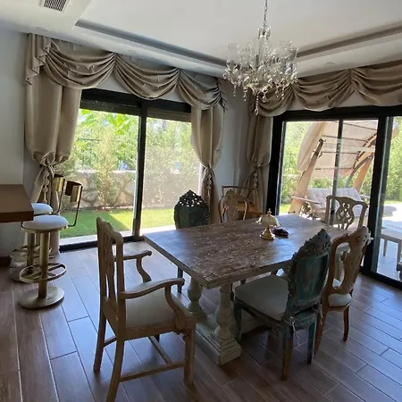 Esmeralda Villa Willa
