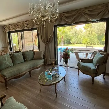 Esmeralda Villa Willa