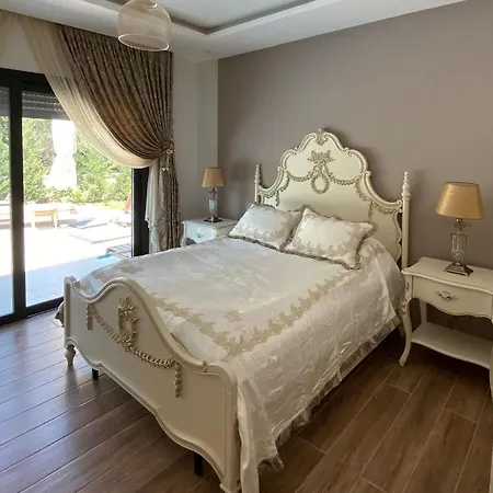 Esmeralda Villa *