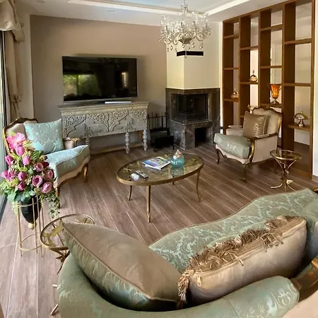 Esmeralda Villa